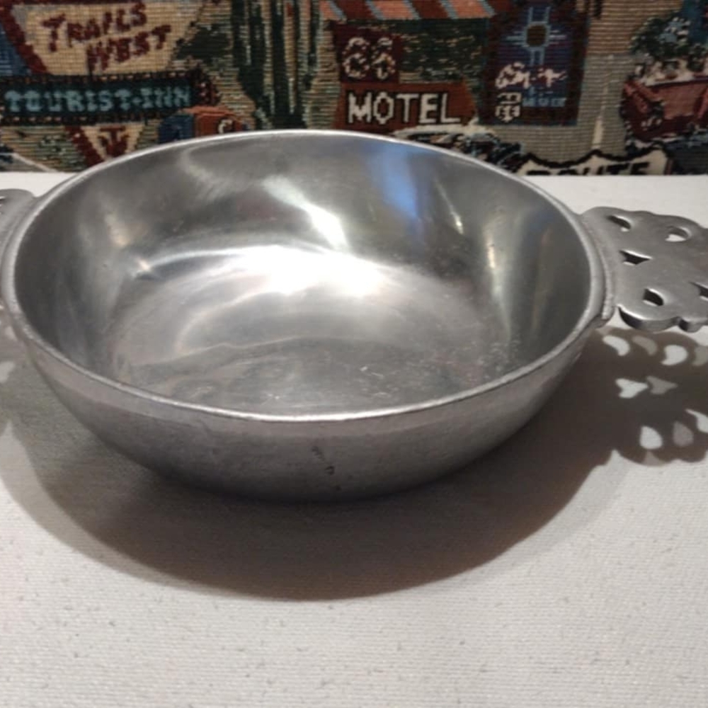 Vintage Wilton bicentennial Armetale Plough Tavern Double Handled Porringer Bowl - Picture 2 of 12